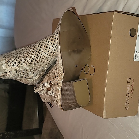 Beautiful Tan & Cream women ankle boots - Picture 2 of 2